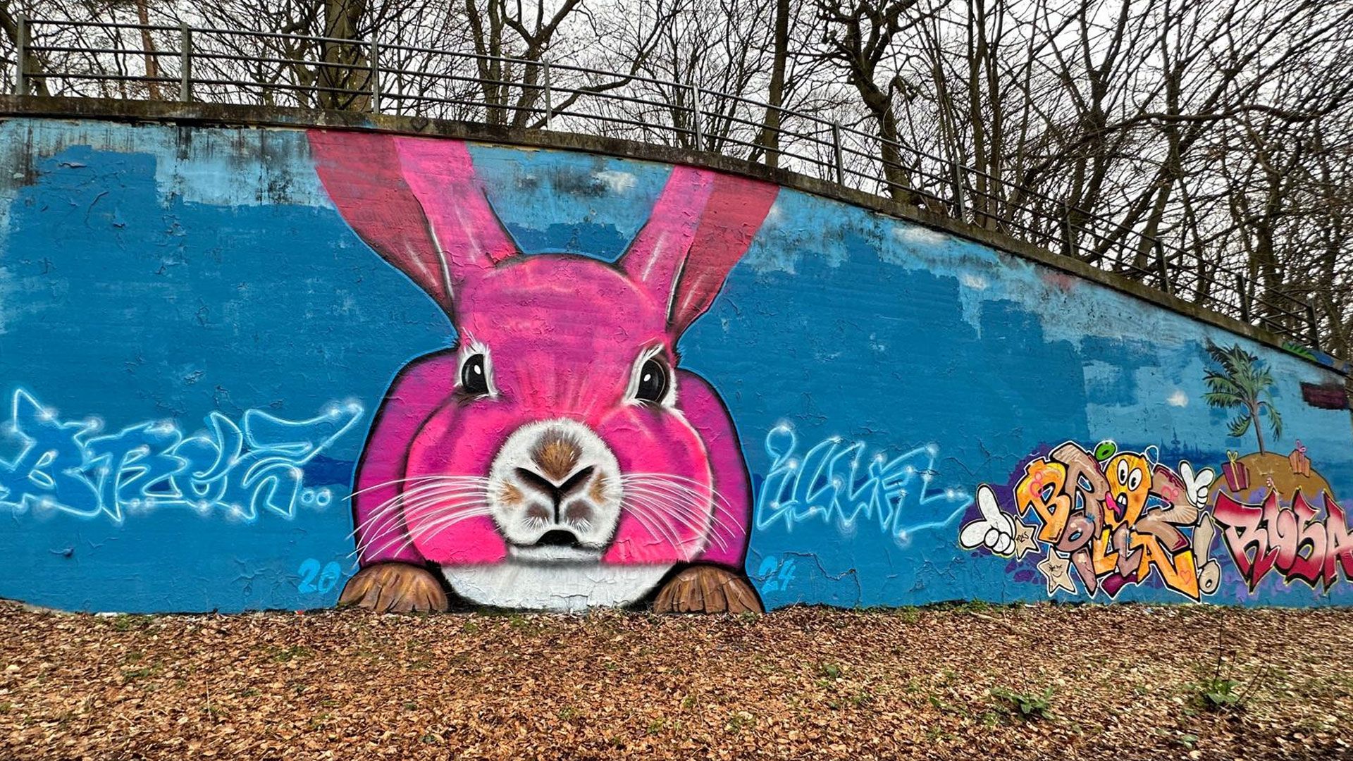 Mit einem großen rosa (Oster)Hasen hat der Heimfelder Grafittikünstler BROZILLA die Wand in der Kuhtrift ausgestattet. | Foto: Lenthe-Medien