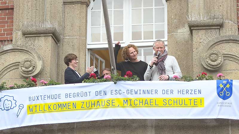 Auf dem Balkon des historischen Rathauses staunte Michael Schulte (Mitte) zusammen mit Bürgermeisterin Katja Oldenburg-Schmidt (links) nicht wenig über die vielen Fans, die gekommen waren. | Foto: Niels Kreller