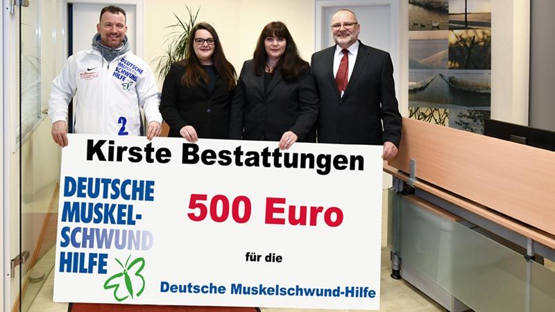 Andreas Kaiser (2. Vors. HAA) freut sich über die Spende von Lisa, Lena und Frank Kirste (v.L.). | Foto: Niels Kreller