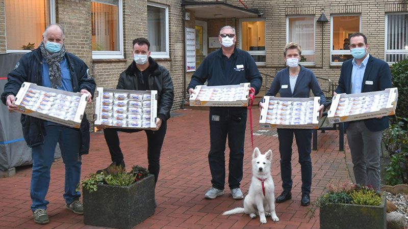 V.L.: Uwe Siebald und Andreas Kaiser überreichen Harald Krüger, Hund Arto, Thorben Goebel-Hansen und Dr. Simone Thiede die 100 Stollen für das Hospiz und das Harburg Huus. | Foto: Niels Kreller
