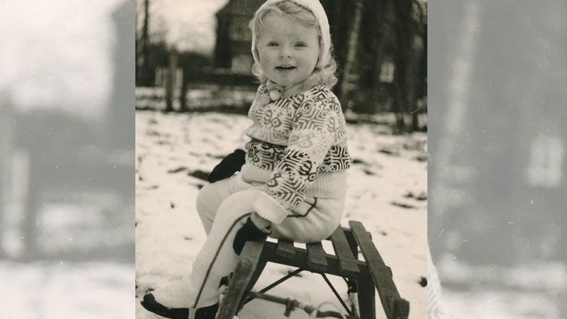 Blick auf vergangene Winter bei Thementag Von Schlitten und Kufen, 26.12.,Kind auf Schlitten in Volksdorf 1945. | Foto: Christel Gaser