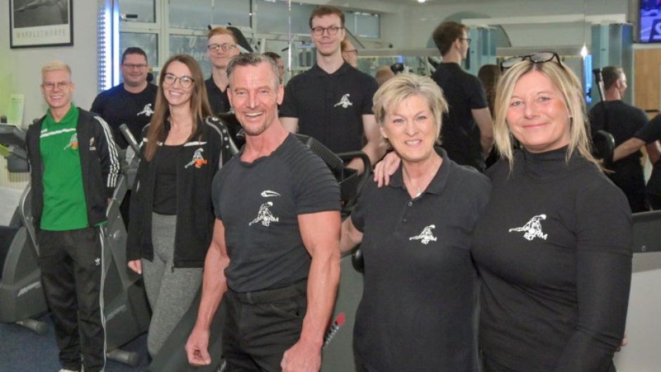 Hansi Rösler (5.v.l.) und sein Team freuen sich auf neue Kunden bei FORM FIT.