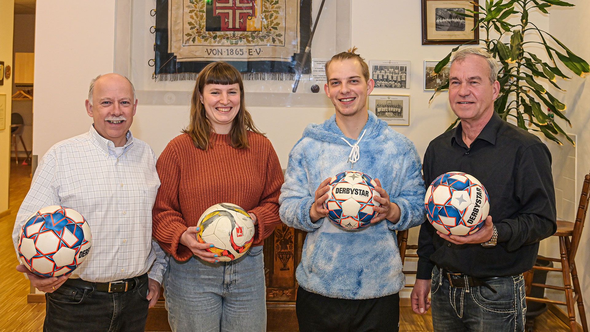 Freuen sich auf die Inklusionsmannschaft beim HTB: HTB-Geschäftsführer Torsten Schlage, Carla Rook (stellv. Geschäftsführerin HTB) und die beiden Trainer Benjamin von Wildberg und Ralf Schneidewind (v.l.n.r.). | Foto: Niels Kreller