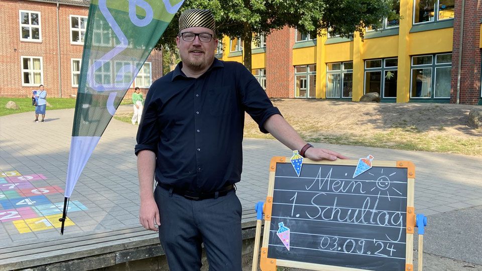 Bei seiner ersten Einschulung begrüßte Christopher Lührs, der neue Schulleiter der Schule Marmstorf, am vergangenen Dienstag 155 Kinder. | Foto: ein