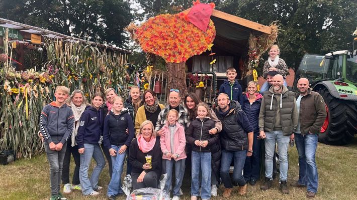 Die Heidenauer Landjugend-Jury verlieh die Preise für die schönsten Erntewagen. Den 1. Platz erreichte der Wagen „Herbstzauber“ aus Heidenau - gestaltet von einem Team aus Eltern und Kindern um Iris Schultz. Foto: Landjugend