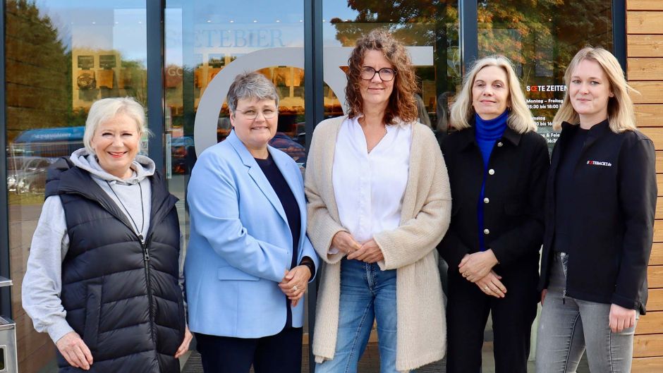 Bei der Spendenübergabe im Dezember 2025 wurde der Grundstein für das nun abgeschlossene Projekt gelegt: v.l. Brigitte Oboda (damalige Gleichstellungsbeauftragte Jobcenter LK Harburg), Wiebke Rehr (damalige Geschäftsführerin JC LK Harburg), Heidi Soetebier, Brigitte Niemann-Rempe (Beauftragte für Chancengleichheit am Arbeitsmarkt) u. Marie Soetebier. Foto: Jobcenter LK Harburg