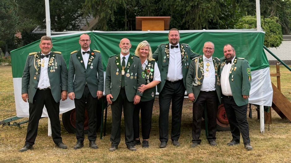 Die neue Neugraben-Scheideholzer Königscrew freut sich auf das kommende Jahr: v.l. Gerald Siemen, Matthias Winkelmann, Torsten Kegel, Nicole Kegel-Behr, Dennis Milter-Schulz, André Siebert, Daniel Rauer. Foto: ein