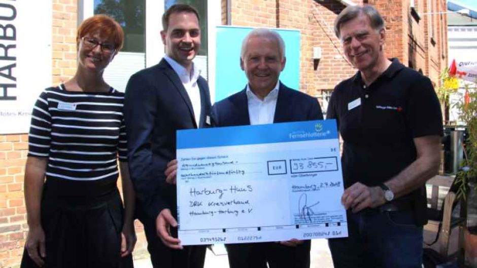 Freuen sich über die großzügige Förderung der Deutschen Fernsehlotterie für das Harburg-Huus für Obdachlose: DRK-Präsident Lothar Bergmann (von rechts), Schirmherr Rüdiger Grube, Einrichtungsleiter Thorben Goebel-Hansen, DRK-Spendenbeauftragte Dirka Grießhaber. | Foto: ein