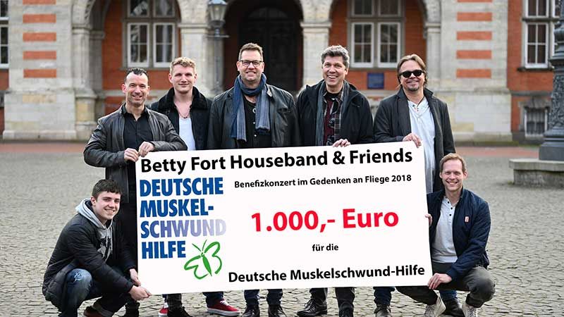 Die Betty Fort Houseband und Andreas Kaiser, (2. Vorsitzender HAA, links) freuen sich über die stolze Summe für die Deutsche Muskelschwund-Hilfe. | Foto: Niels Kreller