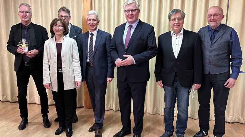 Diskutierten in Nenndorf zum Thema "Ärztliche Versorgung im Landkreis Harburg": Reiner Kaminski (von links), Moderatorin Anke Grabe, Rüdiger Quandt, Rainer Rempe, Gastgeber Bernd Althusmann, Norbert Böttcher und Dr. Andreas Schneider. | Foto: ein