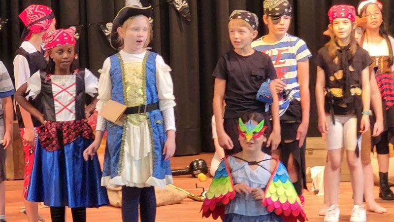 Kinder der 4. Klassen bei ihrer Theateraufführung zur Einschulungsfeier in Marmstorf. | Foto: ein
