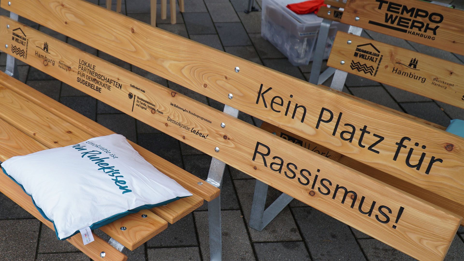 Auf dem Neugrabener Markt stehen jetzt Bänke gegen  Rassismus, Ausgrenzung und Diskriminierung. | Foto: Bezirksamt Harburg