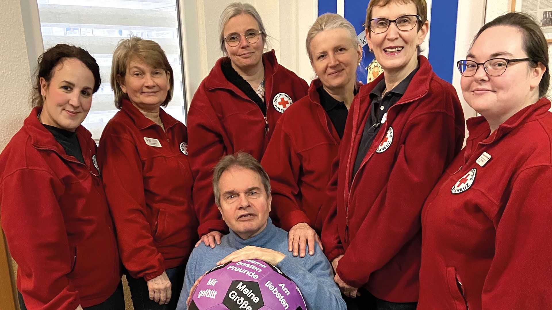 Jubilar Joachim mit dem DRK-Team und Leiterin Katrin Bleisch (3.v.l.) l.). | Foto: DRK-Harburg 2025