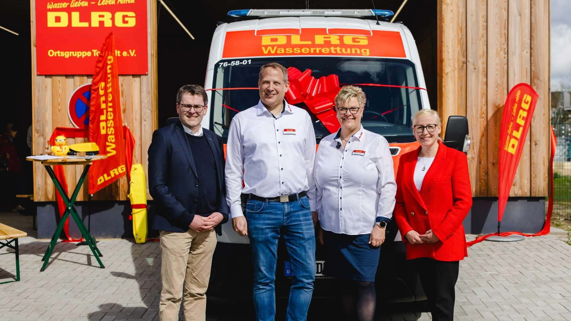 Rolf Aldag, Florian Rosenow, Margret Holste, Nadja Weippert (vlnr.) - vor dem neuen Fahrzeug. Foto: Till von Rennenkampff