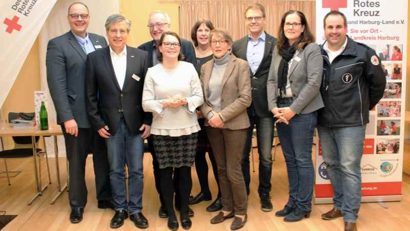 Kai Uffelmann (von links, Schatzmeister, Justiziar), Norbert Böttcher (Präsident), Klaus-Jörg Bossow (Beisitzer / Rettungsdienst), Dr. Ellen Douglas (Konventionsbeauftragte), Susanne Brüggemann (Beisitzerin /Jugendrotkreuz), Barbara Schlarmann (Beisitzerin), Dr. Jörn Jepsen (Kreisverbandsarzt), Birgit Eckhoff (Beisitzerin), Jan Bauer (Vizepräsident). Nicht auf dem Bild: Svenja Stadler (Beisitzerin/Öffentlichkeitsarbeit), Heinrich-Martin Feuerbach (Beisitzer/Bauprojekte). | Foto: ein