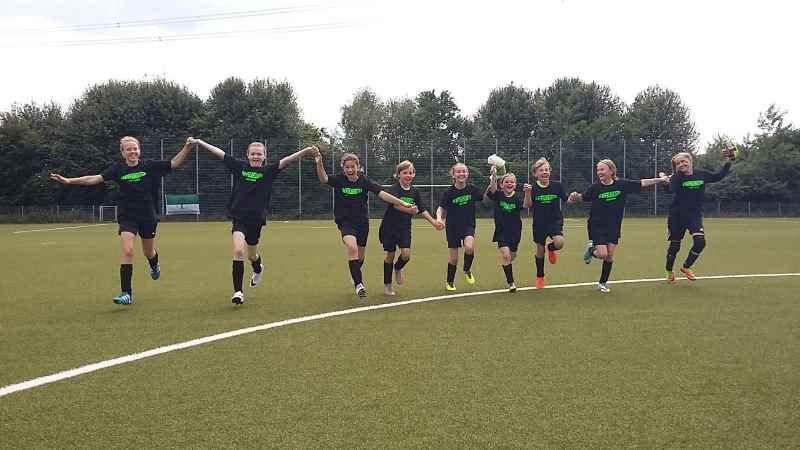 Das Foto zeigt die jubelnden D-Juniorinnen der HNT.  | Foto: ein