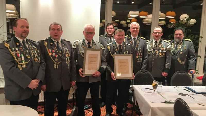 Michael Schönemann (von links), Olaf Bruns (beide befördert), Ehrenmitglied Günter zum Hingste, Rechnungsführer Stefan Hermsdorf, Ehrenmitglied Helmut Heins, Präsident Thorsten Ehlermann, Vizepräsident Claus Meyer und Sportleiter Hans-Jürgen Wichern. | Foto: ein