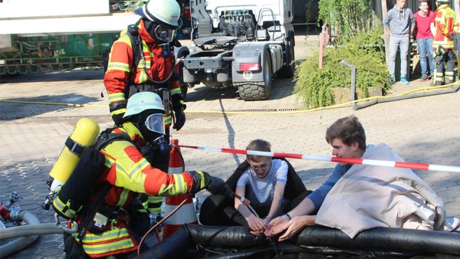 Eine großangelegte Einsatzübung fand beim Gemüsegroßhandel Behr in Ohlendorf statt. Verletzte mussten versorgt werden, mehrere Feuerwehrkräfte gingen in Chemikalienschutzanzügen zur Gefahrstoffbeseitigung vor. Insgesamt waren 160 Einsatzkräfte im Einsatz.|  Foto: ein/Matthias Köhlbrandt