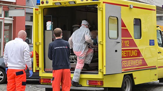 In der Seniorenresidenz am Sand in Harburg sind mittlerweile 38 Bewohner und 15 MItarbeiter positiv auf das Corona-Virus getestet worden. Sieben Bewohner sind schon daran gestorben. Wie hier Anfang April mussten einige Bewohner mit dem Notarzt ins Krankenhaus gebracht werden. | Foto: Niels Kreller