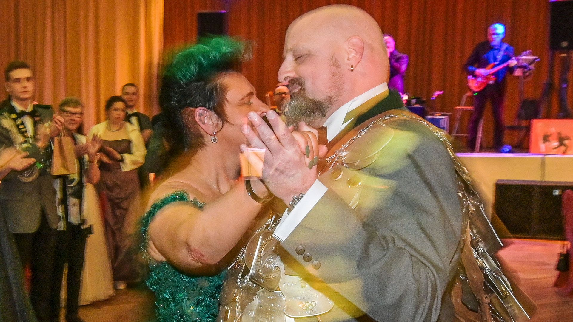 Der Heimfelder König Stephan Klensang und seine Königin Claudia eröffneten den Ball. | Foto: Niels Kreller