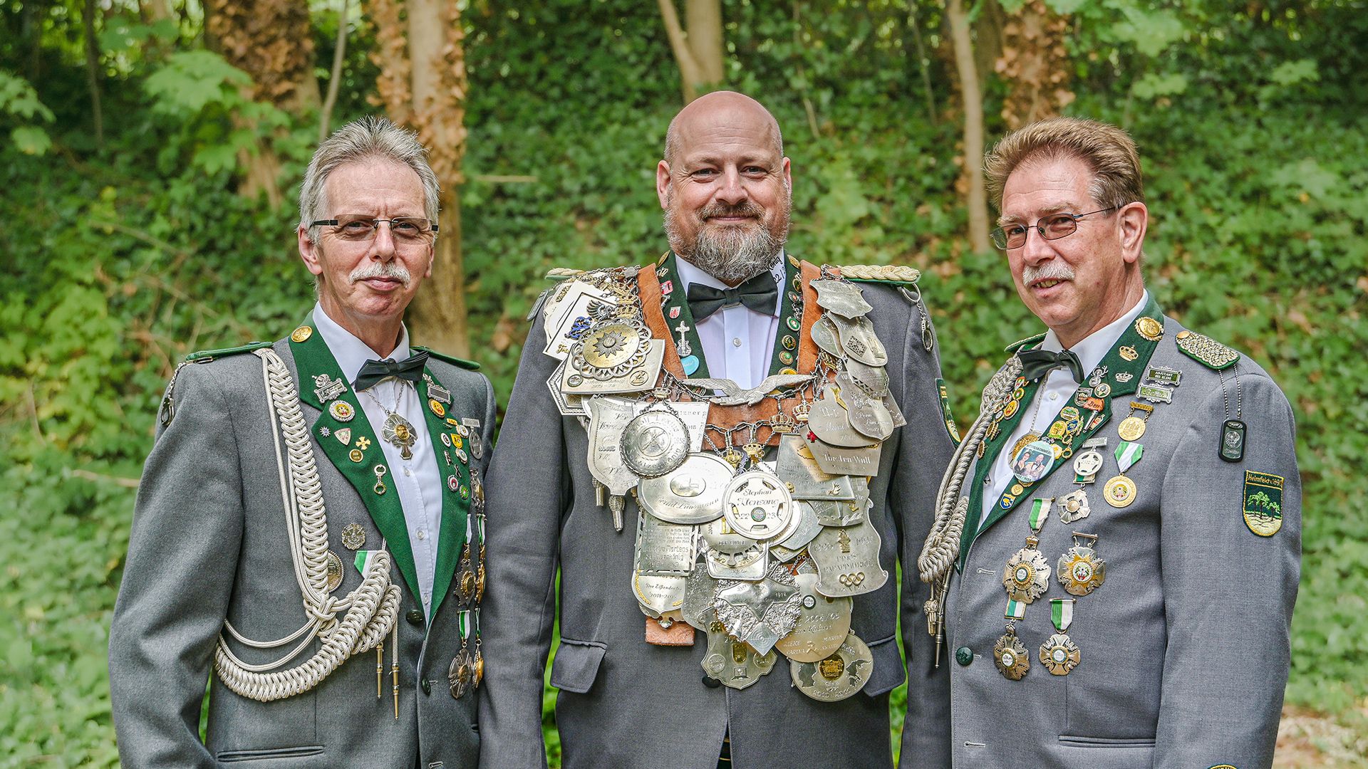 Heimfelds König Stephan Klensang "der Coole" (Mitte) hat mit seinen Adjutanten Andreas Werth (links) und Bernd Lünsmann das Königsjahr in vollen Zügen genossen. | Foto: Niels Kreller