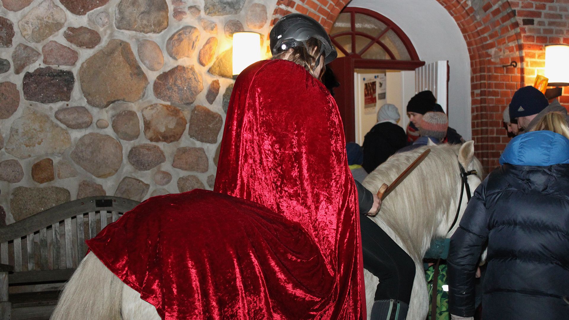 Ein verkleideter St. Martin vor der Hittfelder Mauritiuskirche. | Foto: C. Wöhling