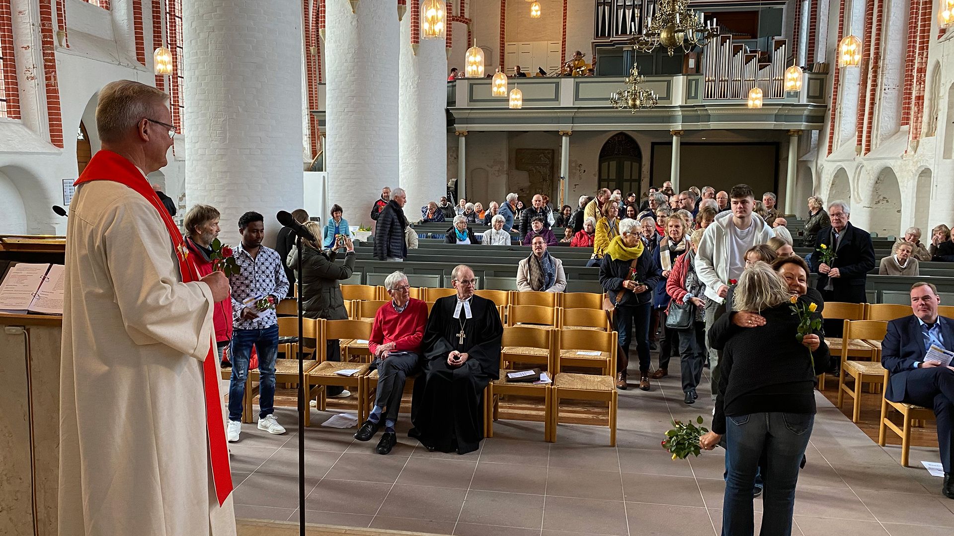 Landesbischof Ralf Meister lobte das Vertrauen in kleine Anfänge vor zehn Jahren und die Entwicklung des Internationalen Cafés. | Foto: Malte Frackmann