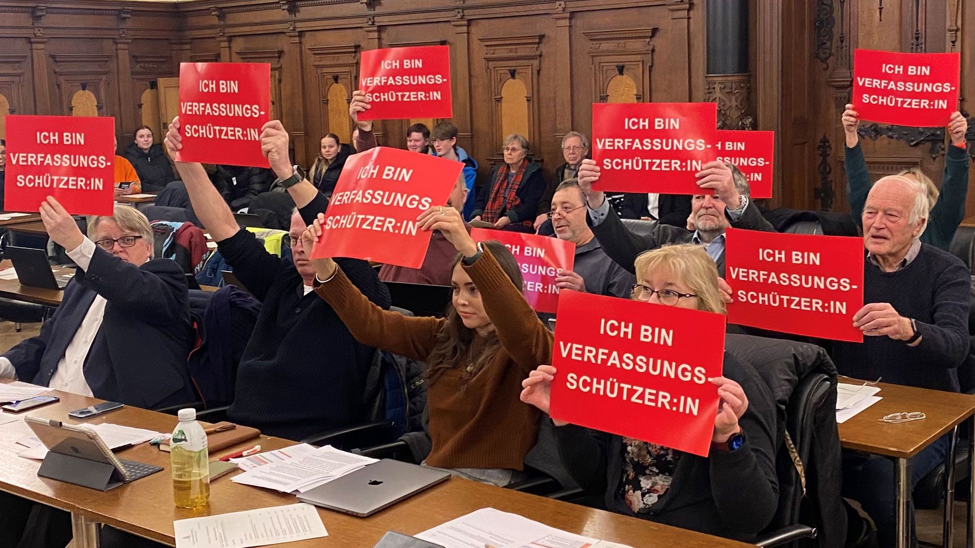 Die SPD setzte mit Schildern ein Zeichen gegen Rechts. | Foto: Niels kreller