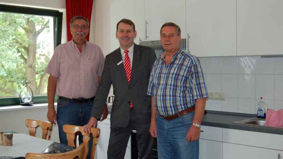 Freuen sich über den gelungenen Anbau des Schießstands: Matthias Weiß, Direktor Regionalbereich West der Sparkasse Harburg-Buxtehude (Mitte), Hans-Jürgen Lindner, Erster Vorsitzender (links) und sein Stellvertreter Wolfgang Kölzer von der Schützengilde der Stadt Buxtehude von 1539 e.V. | Foto: ein