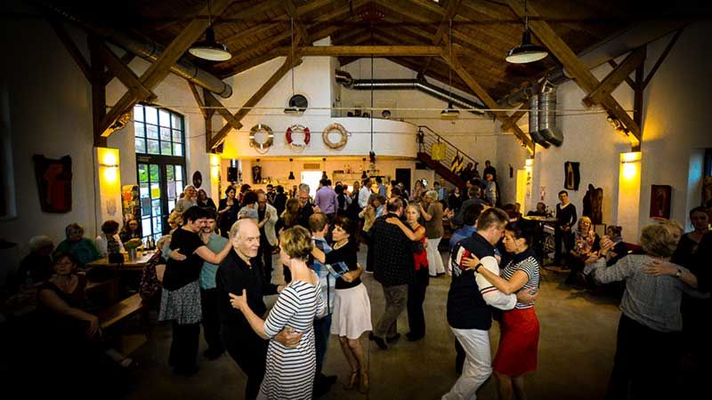 Tango Argentino! Am Freitag tauchen die Gäste bei der zweiten Hafen-Milonga in der Fischhalle ein in die Gefühlswelt der wildesten Hafenspeklunken von Buenos Aires. | Foto: Niels Kreller