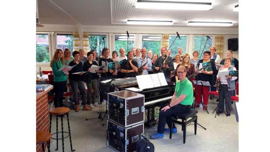 Der Chor mit Band. | Foto: ein