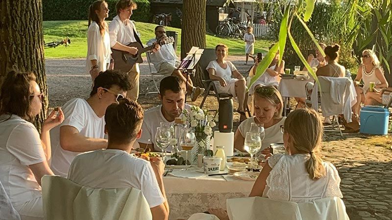Rund 600 Gäste kamen zum fünften Weißen Dinner an die Harburger Außenmühle. | Foto: ein