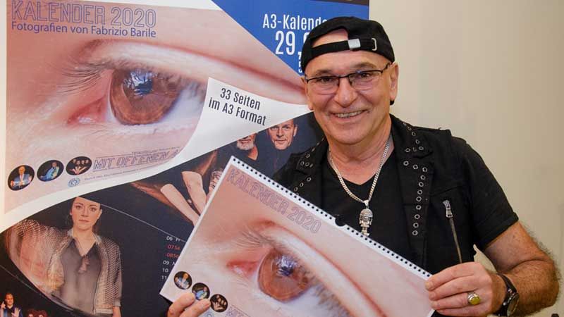 Achte auf mich! Schlagersänger Peter Sebastian hat einen Kalender zugusten des Förderkreis unfallgeschädigter Kinder e.V. herausgebracht. | Foto: Sören Noffz