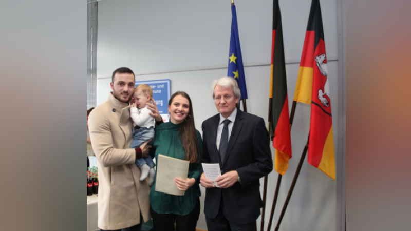 Nach neun Jahren in Deutschland eingebürgert: Zehra Kurtović aus Serbien (Mitte) mit Ehemann Vahid und Sohn Malik und stellvertretendem Landrat Uwe Harden. | Foto: ©Landkreis Harburg