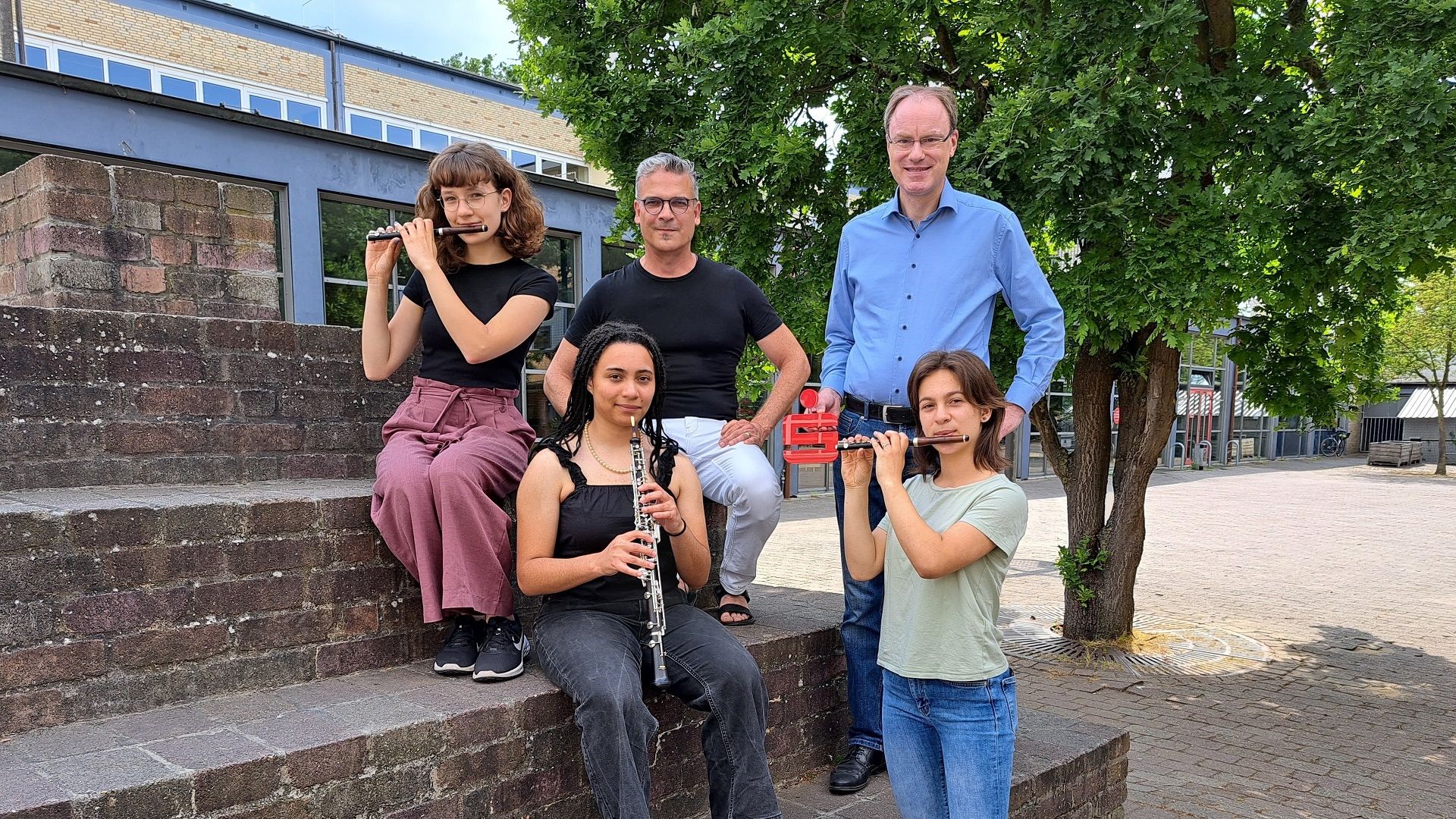 Jochen Lindemann, stellv. Vorsitzender der Jugendstiftung der Sparkasse Harburg-Buxtehude (hinten, rechts) freut sich auf die Konzerte des Jugend- Sinfonie-Orchesters mit Emma Aschauer (von links), Juniper Porsche und Lene Bali sowie dem musikalischen Leiter Andreas Désoir (hinten, mitte). | Foto: ein