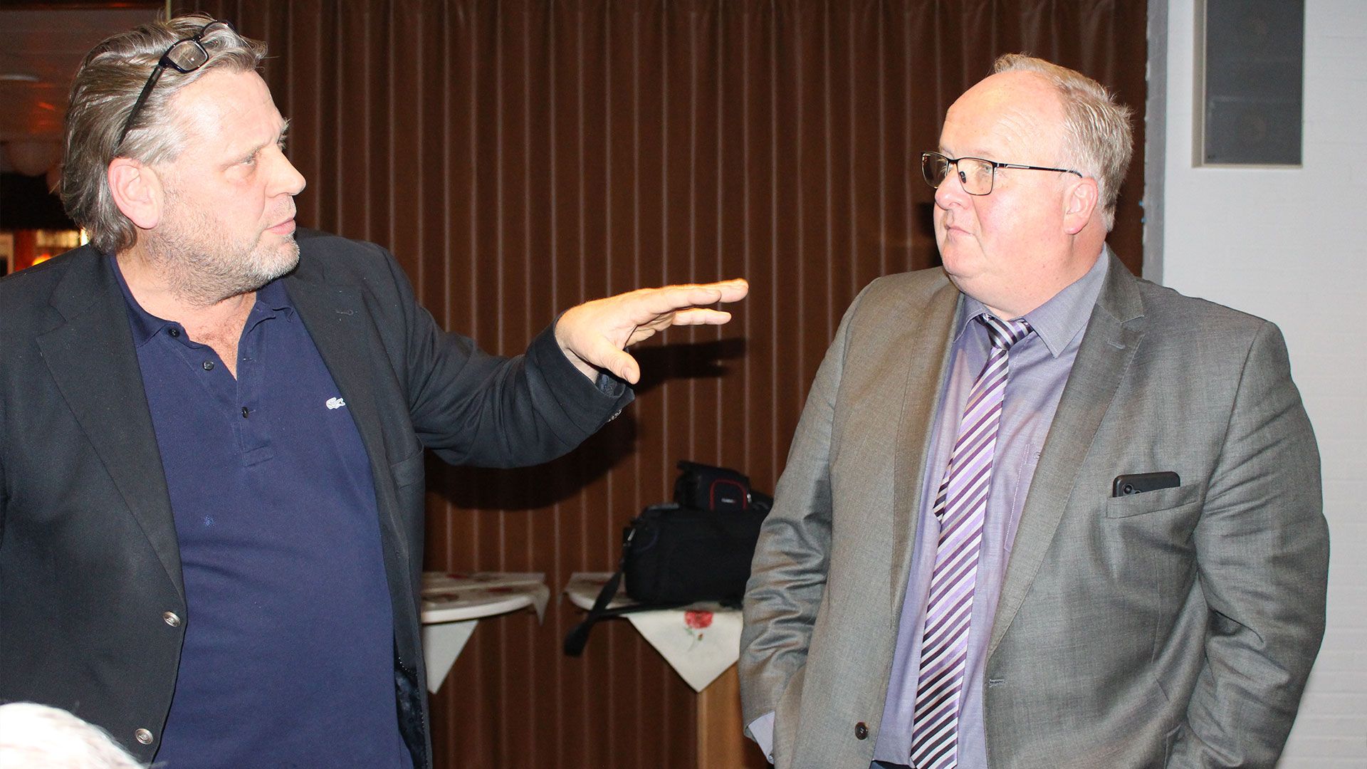 Der Heidenauer Schützenkönig und Bürgermeister Dierk Beneke (links) mit Volker Höper, Mitglied im Heidenauer Schützenverein und Präsident des Schützenkreisverbands Nordheide & Elbmarsch. | Foto: ein