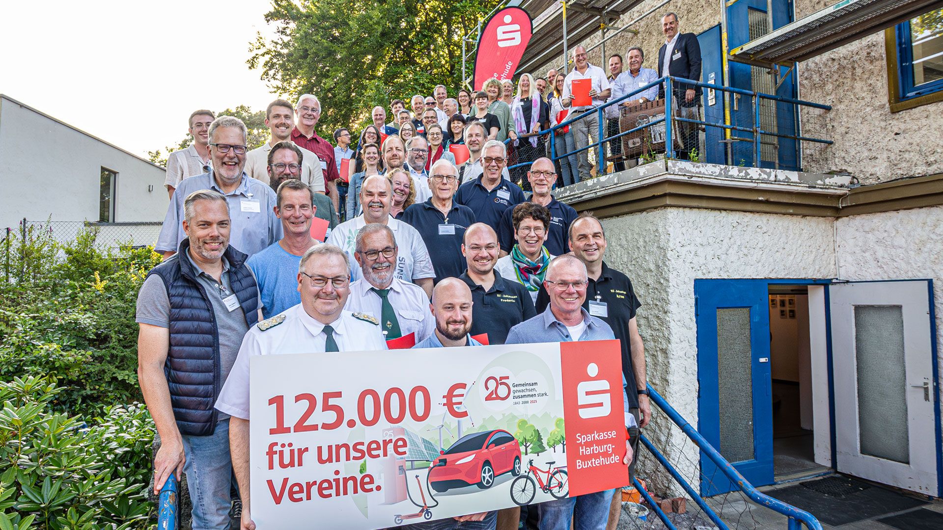 Über 30 Vereine konnten sich über einen Zuschuss der Sparkasse Harburg-Buxtehude zu ihren Nachhaltigkeitsprojekten freuen. Foto: Niels Kreller