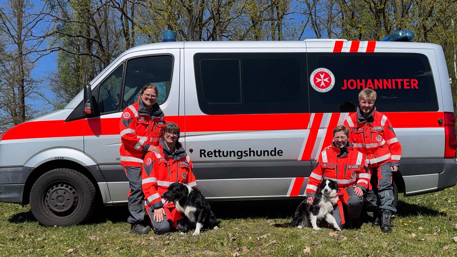 Die beiden erfolgreichen Rettungshundeteams der Johanniter: Ann-Kathrin Diercks (von links) und Stefanie Borchardt mit Angus sowie Anja Lütchens mit Mathilda und Anke Lange. Foto: Johanniter