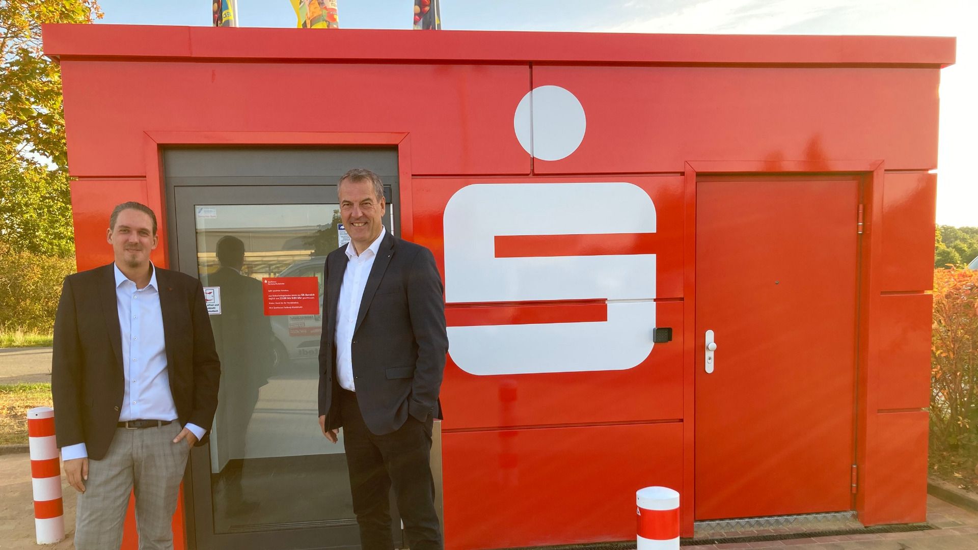 Der Vorstandsvorsitzende Andreas Sommer (rechts) und Regionalleiter Ingo Gräper (links) haben den modernen SB-Pavillon der Sparkasse Harburg-Buxtehude in Garstedt eröffnet. Foto: ein