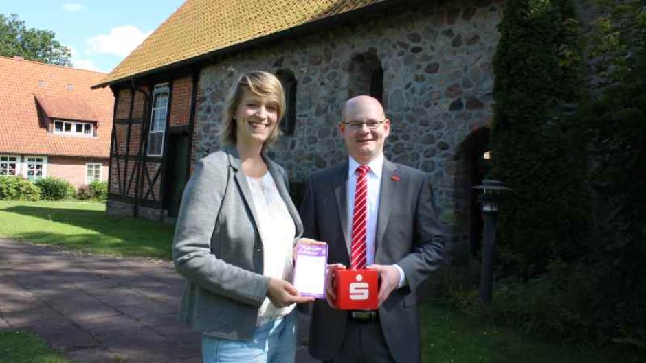Maria Pallasch, künstlerische Leiterin des Projekts „Musik in alten Heidekirchen“, und Sparkassen-Filialleiter Timo Böttcher laden ein, die sonntäglichen Konzerte in Heidekirchen zu besuchen. | Foto: ein