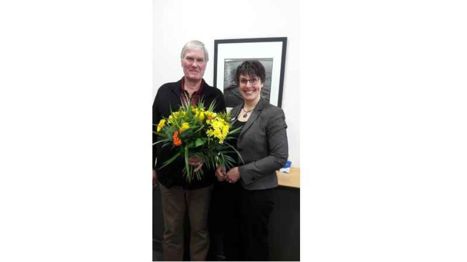 Susanne Gellers, Filialleiterin der Sparkasse in Salzhausen, gratuliert Burkard Hamdorf zum 5.000-Euro-Gewinn. | Foto: ein