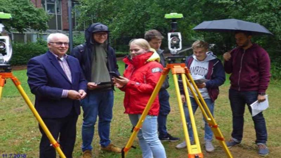Prof. Andree mit Studierenden des Bauwesens bei der satellitengestützten Vermessung unter widrigen Bedingungen. | Foto: ein