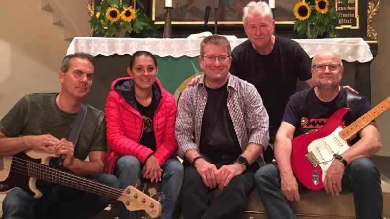 Die Band „Godspeed“ spielt in der Elstorfer Nicolaikirche. Heino Tiedemann (von links), Sarah Klindworth, Dale Provost, Dieter Pintatis und Uwe Keilhack. | Foto: ein