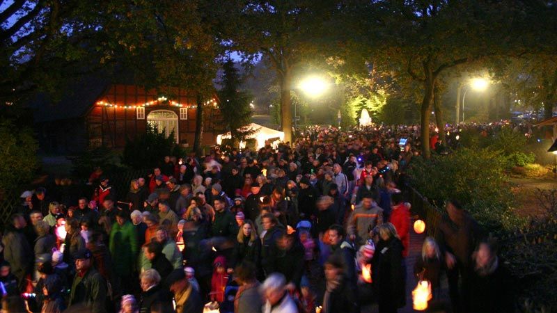 Der Marmstorfer Laternenumzug des Spielmannszuges des Schützenvereins Marmstorf lockt wieder. | Foto: Johannes Tapken