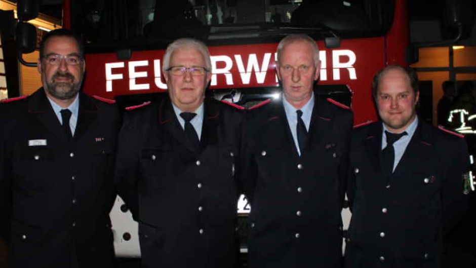 Über die Ehrungen und Beförderungen inMeckelfeld freuen sich Gemeindebrandmeister Rainer Wendt (von links), Klaus Fertwagner, Reinhard Heitkamp und Lars Flügge. | Foto: ein