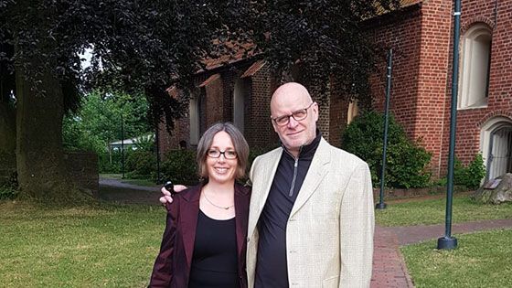 Karin und Heinz Franke vor der Kirche in Loxstedt. | Foto: privat.