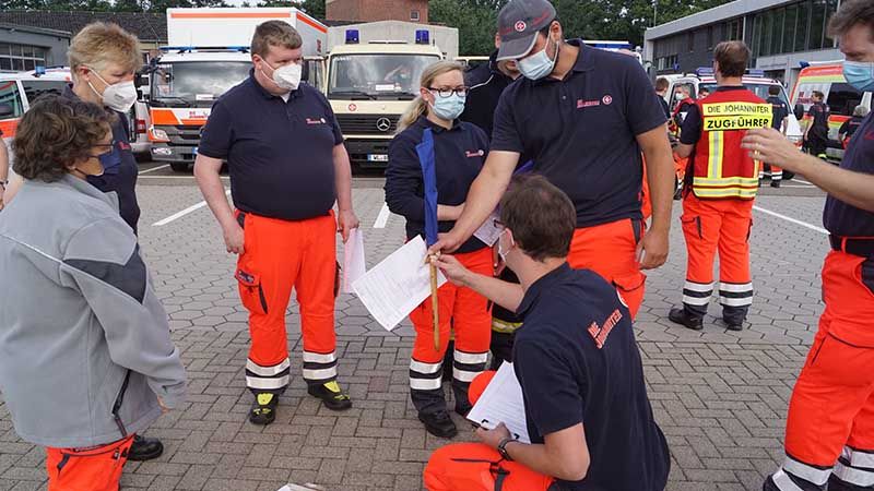 Letzte Vorbereitungen am frühen Sonntagmorgen, bevor es für die ehrenamtlichen Johanniter nach Bad Neuenahr-Ahrweiler ging. | Foto: Johanniter