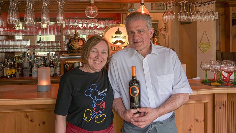 Zum Ostermenü im Kaiserlich empfehlen Claudia Mietzner und Rainer Stora den Rotwein Orfeo aus Italien.