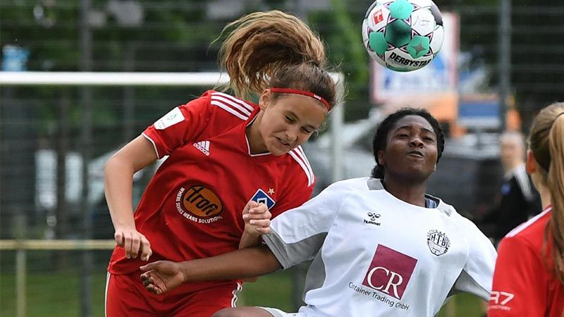 Im Lotto-Pokalfinale der B-Mädchen haben sich die B-Mädchen des Hamburger Sport-Vereins den Sieg gegen die Juniorinnen des Harburger TB erst im Elfmeterschießen gesichert. | Foto: ein