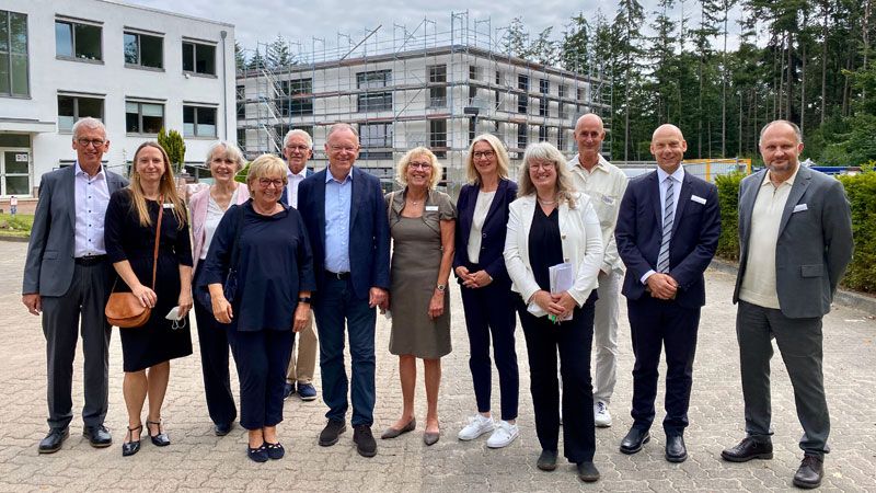Ministerpräsident Stephan Weil zu Besuch im Ev. Krankenhaus Ginsterhof: Dr. Wolfgang Wedel (von links, Vorstandsvorsitzender des Vereins Ev. Krankenhaus Ginsterhof e.V.), Nicole Laaser-Becks (Oberärztin), Anne Rieck (Pastorin am Ginsterhof), Dr. Jutta Neumann (Vorstandsmitglied des Vereins Ev. Krankenhaus Ginsterhof e.V.), Dr. Florian Ziegler (Oberarzt), Ministerpräsident Stephan Weil, Dr. Ute Christine Haberer (Chefärztin), Sabine Schulz-Rakowski (SPD-Landtagskandidatin), Kathrin Großmann (Pflegedienstleitung), Dr. Peter Baudisch (Oberarzt), PD Dr. Olaf Kuhnigk (Geschäftsführer und Ärztlicher Direktor des Ev. Krankenhauses Ginsterhof) und Dr. Helmut Teller (Chefarzt). | Foto: C. Wöhling